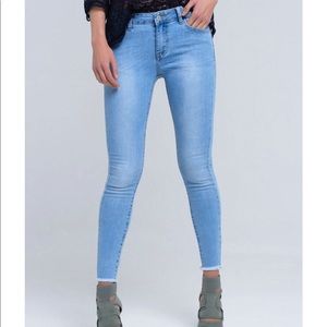 Q2 Light Wash Frayed Jeans